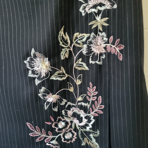 Knee-length pin stripped black skirt - Picture 3 of 5